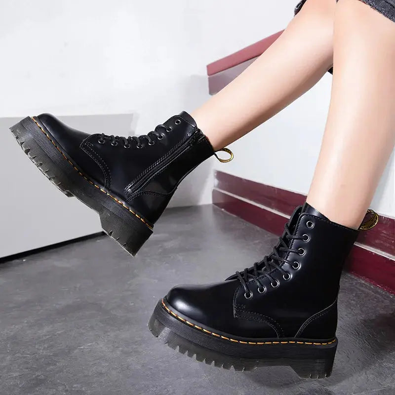 Stylish Platform Boots with Chunky Sole – Comfortable Urban Footwear for All-Day Wear